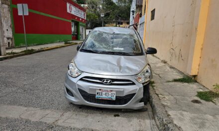 Automóvil volcado y abandonado en pleno centro; se desconoce si hubo lesionados