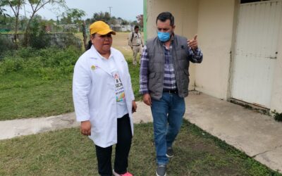 Axel Bernal y la Agente Municipal se comprometen a mejorar condiciones del centro de salud provisional en La Mata de Tampamachoco