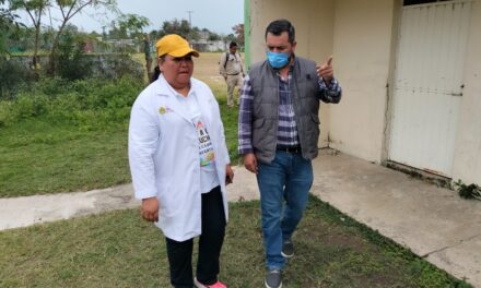 Axel Bernal y la Agente Municipal se comprometen a mejorar condiciones del centro de salud provisional en La Mata de Tampamachoco