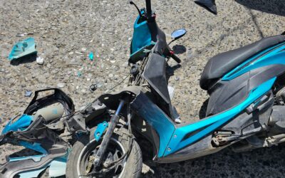 Joven mujer se le atraviesa a una CAMIONETA con su MORTALIKA