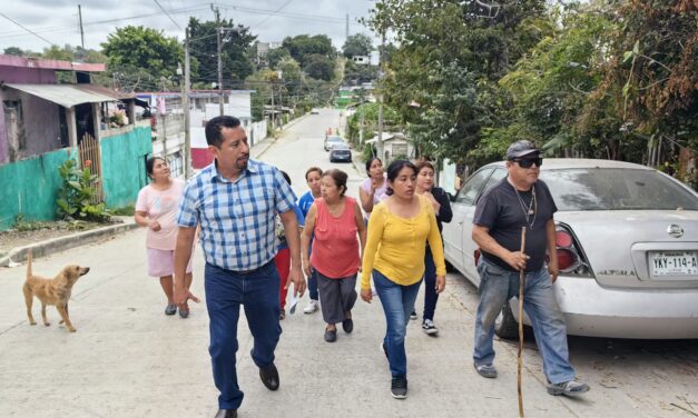El Regidor Juan Gómez Escucha las Voces de los Ciudadanos en un Recorrido por las Calles de la Ciudad