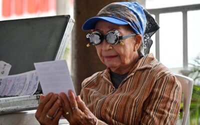 Entregan lentes a personas beneficiadas con la Jornada de Salud Visual, del Gobierno de Tuxpan