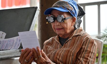 Entregan lentes a personas beneficiadas con la Jornada de Salud Visual, del Gobierno de Tuxpan