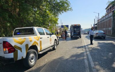 Motociclista resulta con fractura en la pierna tras ser derribado por una camioneta en la 15 y abasolo