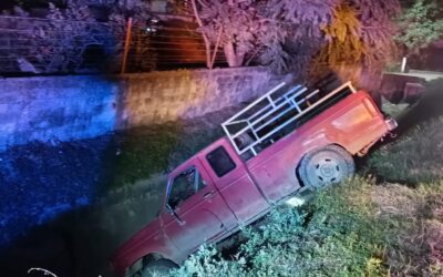 En la México-Tuxpan: Pierde el control y se sale de la carretera: Camioneta a punto de caer a un canal de aguas negras