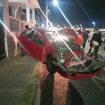 Estrella su automóvil contra portón de una vivienda en el Bulevar Demetrio Ruiz Malerva