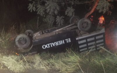 Vuelca camioneta del Heraldo de Tuxpan en accidente sin víctimas