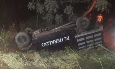 Vuelca camioneta del Heraldo de Tuxpan en accidente sin víctimas
