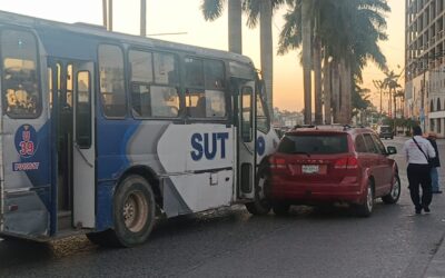 Conductor provoca accidente al intentar ganarle el paso a un SUT