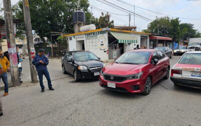 Cruza sin fijarse y provoca accidente, pero los daños son mínimos