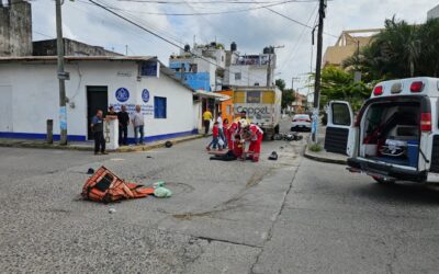 Motociclista resulta lesionado tras chocar con camión de Coppel en la Pino Suárez
