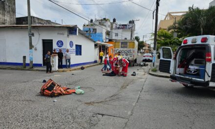 Motociclista resulta lesionado tras chocar con camión de Coppel en la Pino Suárez