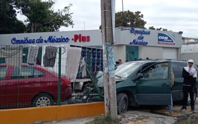 Camioneta se queda sin frenos al descender del puente Tuxpan, causando múltiples daños materiales