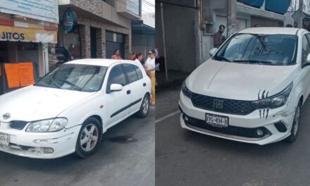 Conductora distraída choca contra coche estacionado en la Cuauhtémoc
