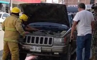 Cortocircuito desata conato de incendio en una camioneta en pleno centro
