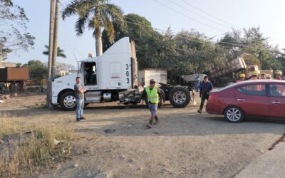 Tractocamión causa grave accidente tras maniobra ilegal en la autopista México-Tuxpan