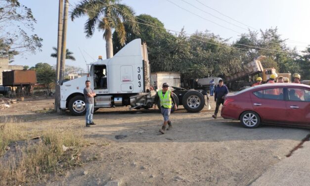 Tractocamión causa grave accidente tras maniobra ilegal en la autopista México-Tuxpan