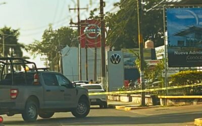 Aseguran camioneta con reporte de robo y manchas de sangre en el Bulevar Independencia