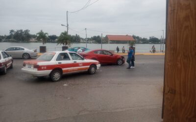 Taxista invade carril y choca; daños materiales, el único saldo