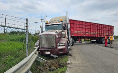Tráiler choca contra barra de contención en acceso aduanal de Tuxpan; no hay víctimas