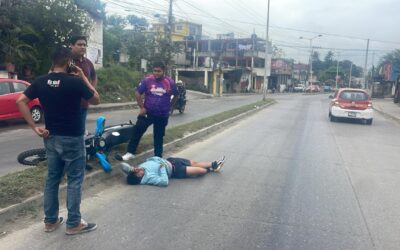 Motociclista Sufre Aparatoso Accidente y se Marcha sin Esperar Asistencia