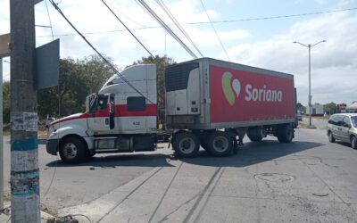Trailero se atora en cableado de TV de paga en la TROPICANA