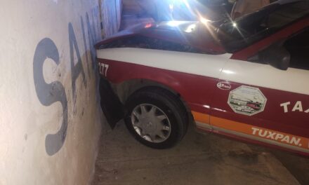 Taxi Choca contra una barda de la Ciutláhuac: Conductor supuestamente EBRIO