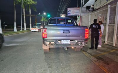 Impacta a un auto y provoca daños mínimos en el Bulevar Independencia