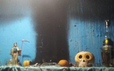 ¡Se prendió la Santa Muerte y casi quema una casa!