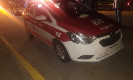 Taxista derriba a motociclista dejándolo herido en el Bulevar Lázaro Cárdenas