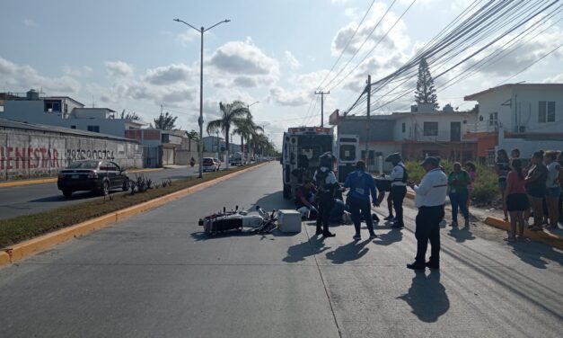 Motociclista arrolla a mujer en la Barra Norte y ambos son hospitalizados