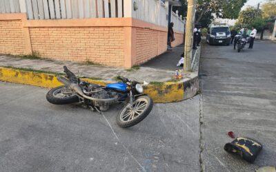 Dos Obreros y un Policía Heridos en Accidente en El Esfuerzo