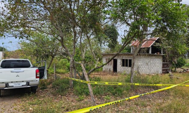 AIC asegura una casa en la Fidel Herrera mientras vecinos alegan el hallazgo de drogas y armas