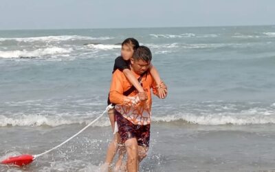 Cinco turistas rescatados tras ser arrastrados por las olas en Playa Martita