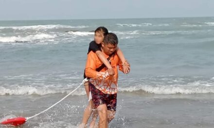Cinco turistas rescatados tras ser arrastrados por las olas en Playa Martita