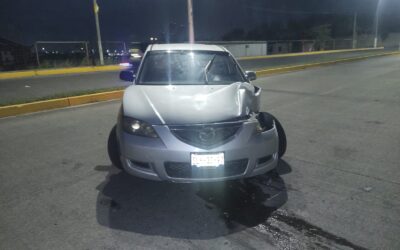 Estrella su MAZDA en un poste de CFE en la Barra