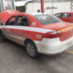 Camioneta choca con taxi al salir del estacionamiento de AutoZone