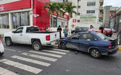 Conductora NO CEDE EL PASO en el Bule y choca a una camioneta