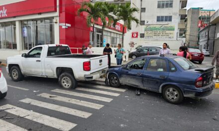 Conductora NO CEDE EL PASO en el Bule y choca a una camioneta