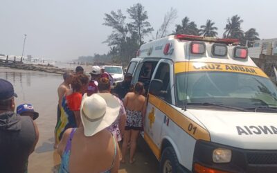 Menor a punto de ahogarse en la playa es rescatado por paramédicos de Cruz Ámbar