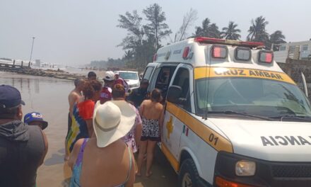 Menor a punto de ahogarse en la playa es rescatado por paramédicos de Cruz Ámbar