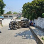 Camioneta de Bimbo vuelca en la Juan Zumaya; daños materiales elevados y dos trabajadores resultan lesionados