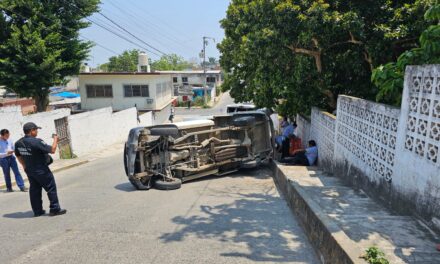 Camioneta de Bimbo vuelca en la Úrsulo Galván; daños materiales elevados y dos trabajadores resultan lesionados
