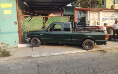 Mujer inexperta atropella a un hombre y choca contra un portón en la Murillo Vidal