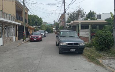 Choca y abandona su Ford Ranger en la FONHAPO