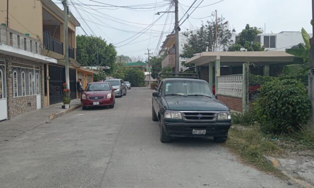 Choca y abandona su Ford Ranger en la FONHAPO