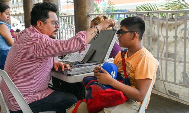 Se continúa mejorando la salud visual de la población tuxpeña a través de la jornada que se realiza cada jueves.