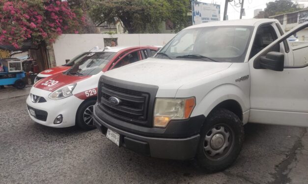 Distraído Conductor Impacta Taxi en el centro, no Hubo Lesionados