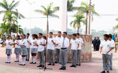 Celebran a maestras y maestros en Lunes Cívico