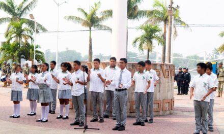 Celebran a maestras y maestros en Lunes Cívico